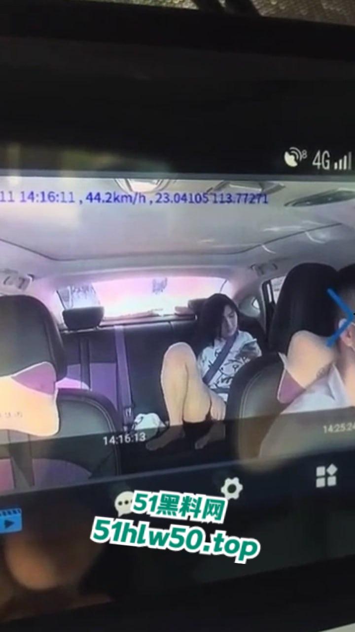 网约车司机监控偷拍，长腿学生妹按耐不住寂寞，竟在车上看片自慰被曝光，网友直呼跪求联系方式！-1