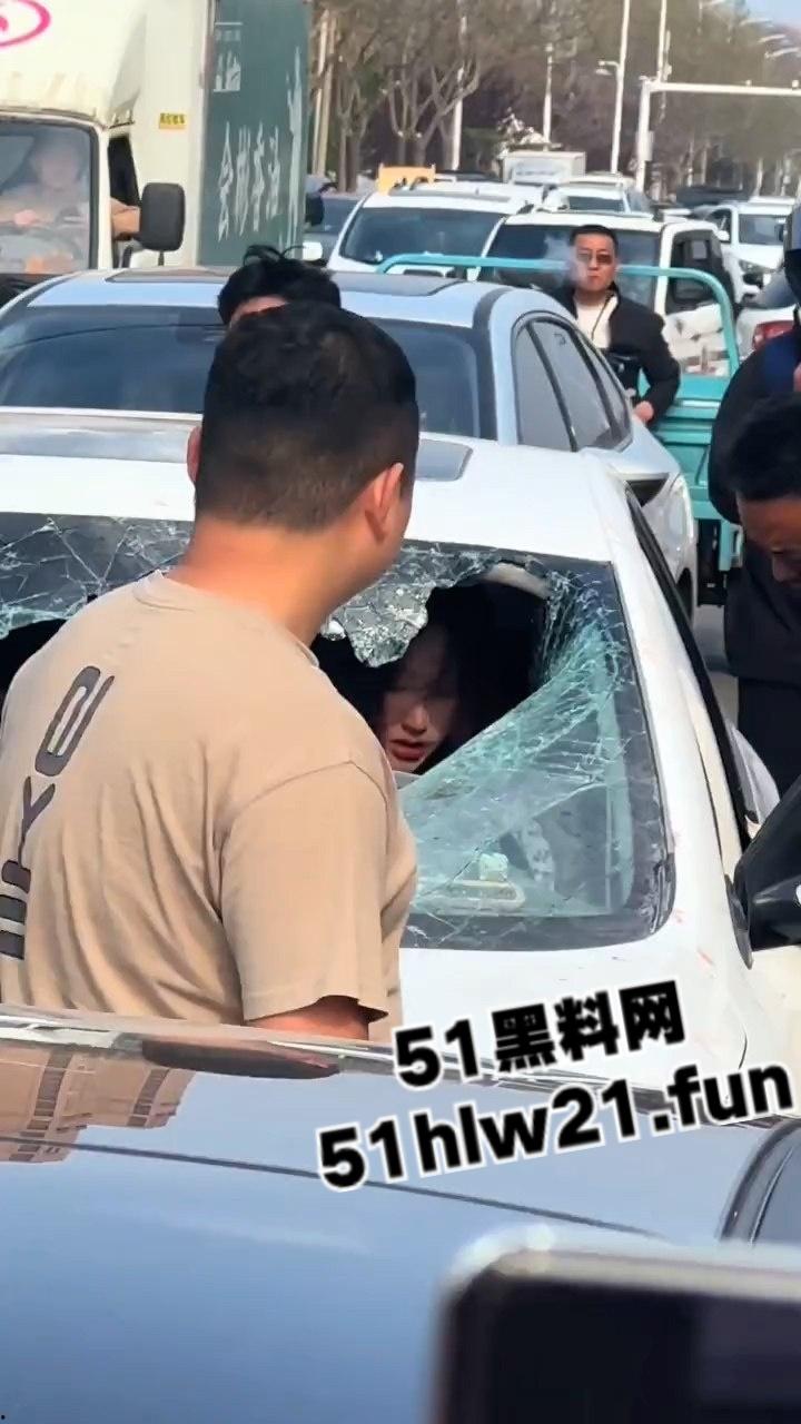 河北邢台爆发妻妾大战，原配怒砸小三车，楚楚可怜的小三被砸碎车玻璃大露骚脸！-2
