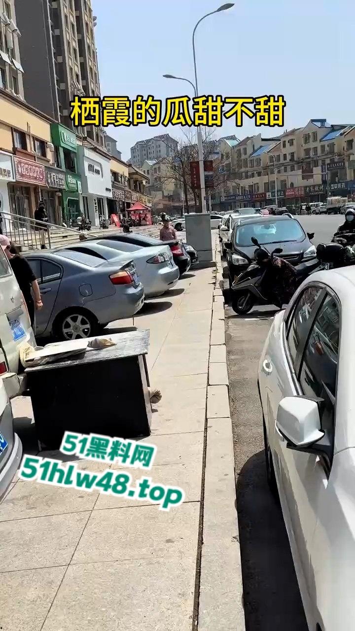 山东栖霞甜品店老板娘当街撕逼无耻小三，出轨男吓得躲车里不敢出来全程龟缩。-3