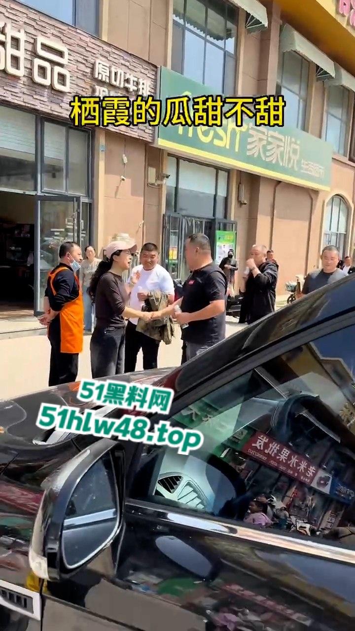 山东栖霞甜品店老板娘当街撕逼无耻小三，出轨男吓得躲车里不敢出来全程龟缩。-4