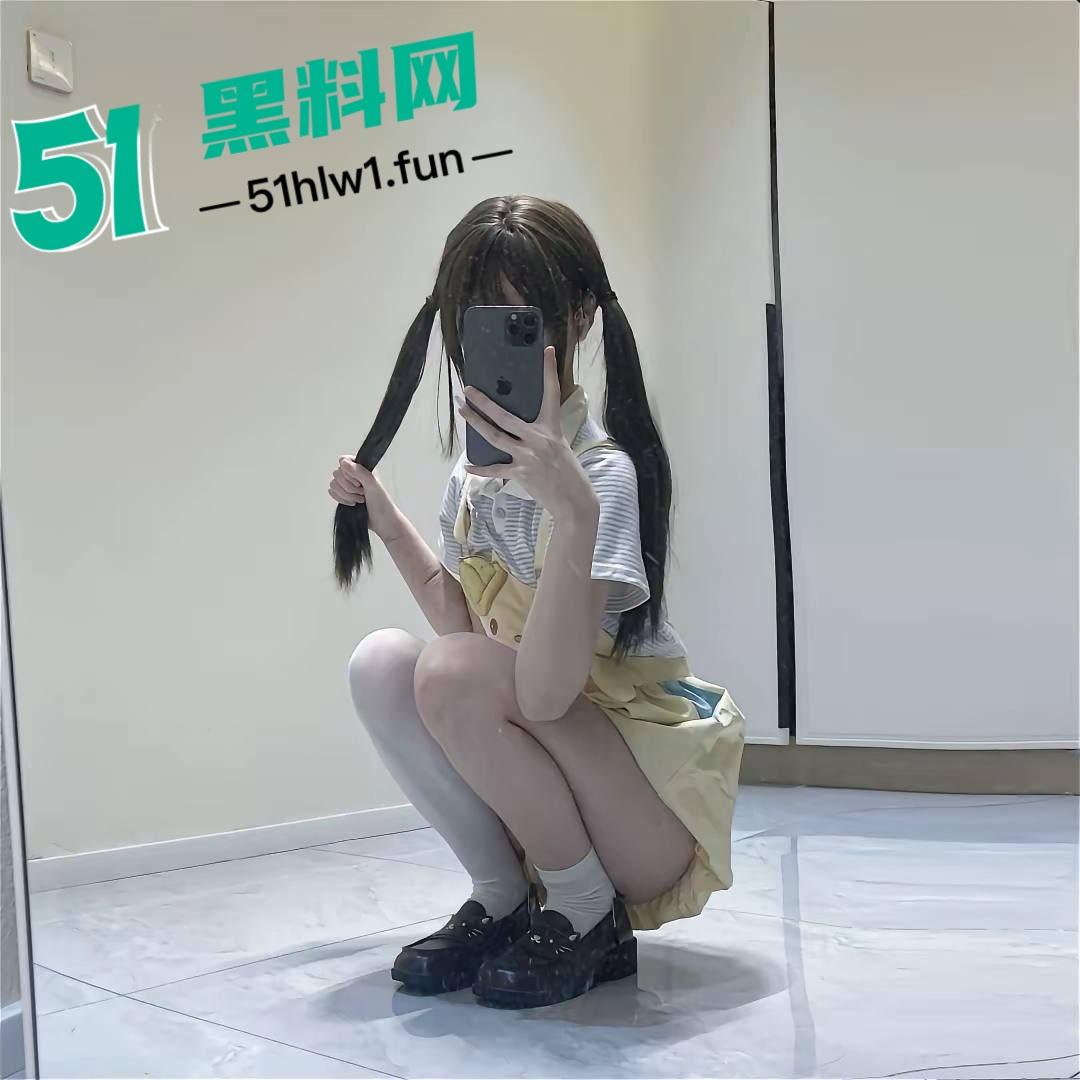 推特萝莉网黄福利姬【呓小涵】双马尾白袜展示自己淫荡内心，笑起来超级甜粉嫩脚丫真可爱。-4