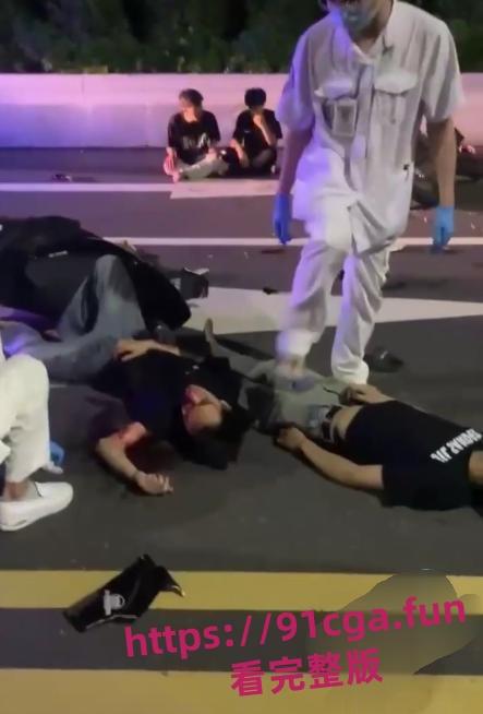 广东中山小榄绿道凌晨鬼火少年飙车秀特技酿惨烈车祸！多人头破血流哀嚎不断！-4
