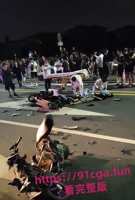 广东中山小榄绿道凌晨鬼火少年飙车秀特技酿惨烈车祸！多人头破血流哀嚎不断！-6