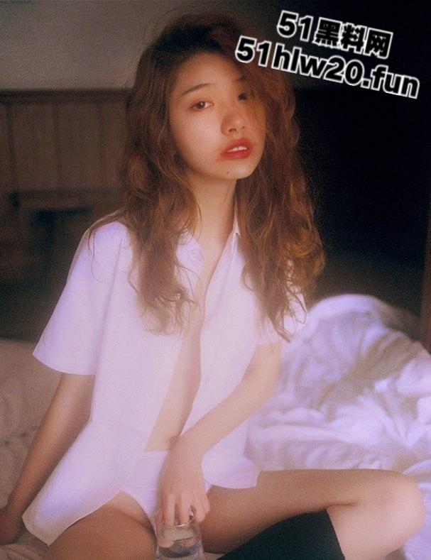 抖音260W粉丝的网红博主【百万个垃圾桶】未成名前拍摄的尺度写真合集流出，粉嫩三点清晰可见！-3