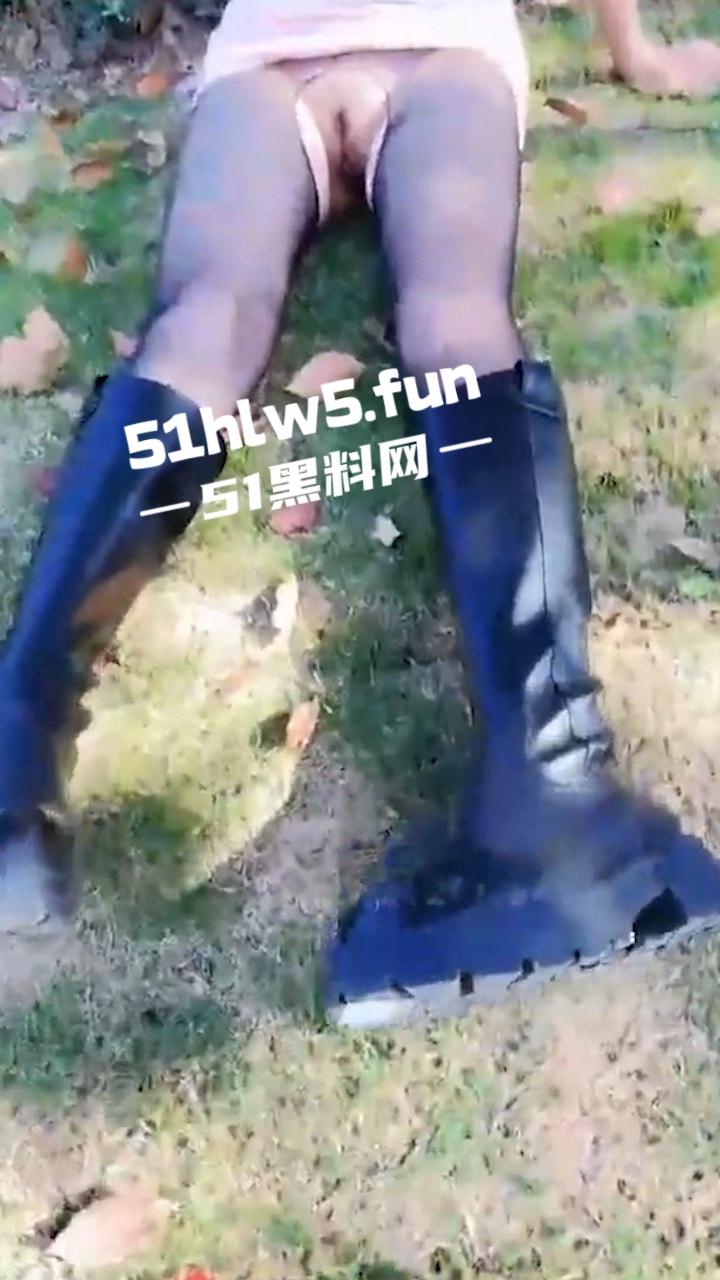 家有娇妻【2】带骚老婆逛景区玩刺激，偶遇单独路人献妻给操满足我的绿帽愿望。-1