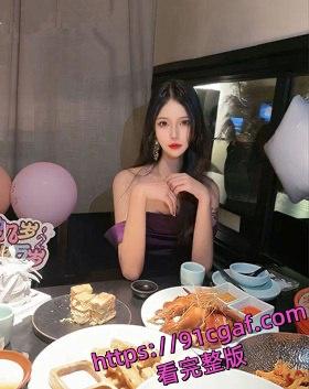 澳门嫩妹刘娜多P视频：被两炮友大屌无套狂插，淫水潮喷如瀑-7