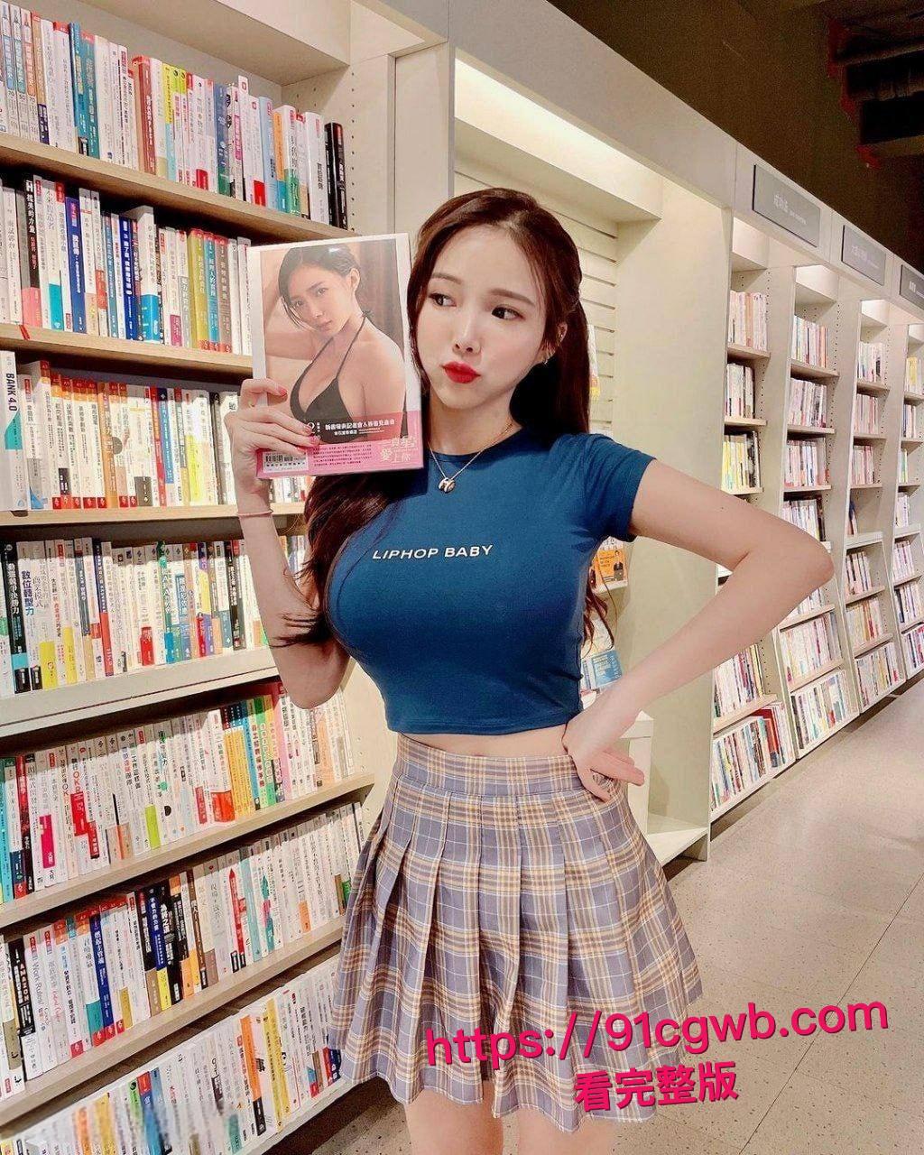 马来西亚DJ网红蓝星蕾聚会醉酒被同学下药迷奸全过程曝光 反差婊子被扒穴骚样私照流出让人看硬-7