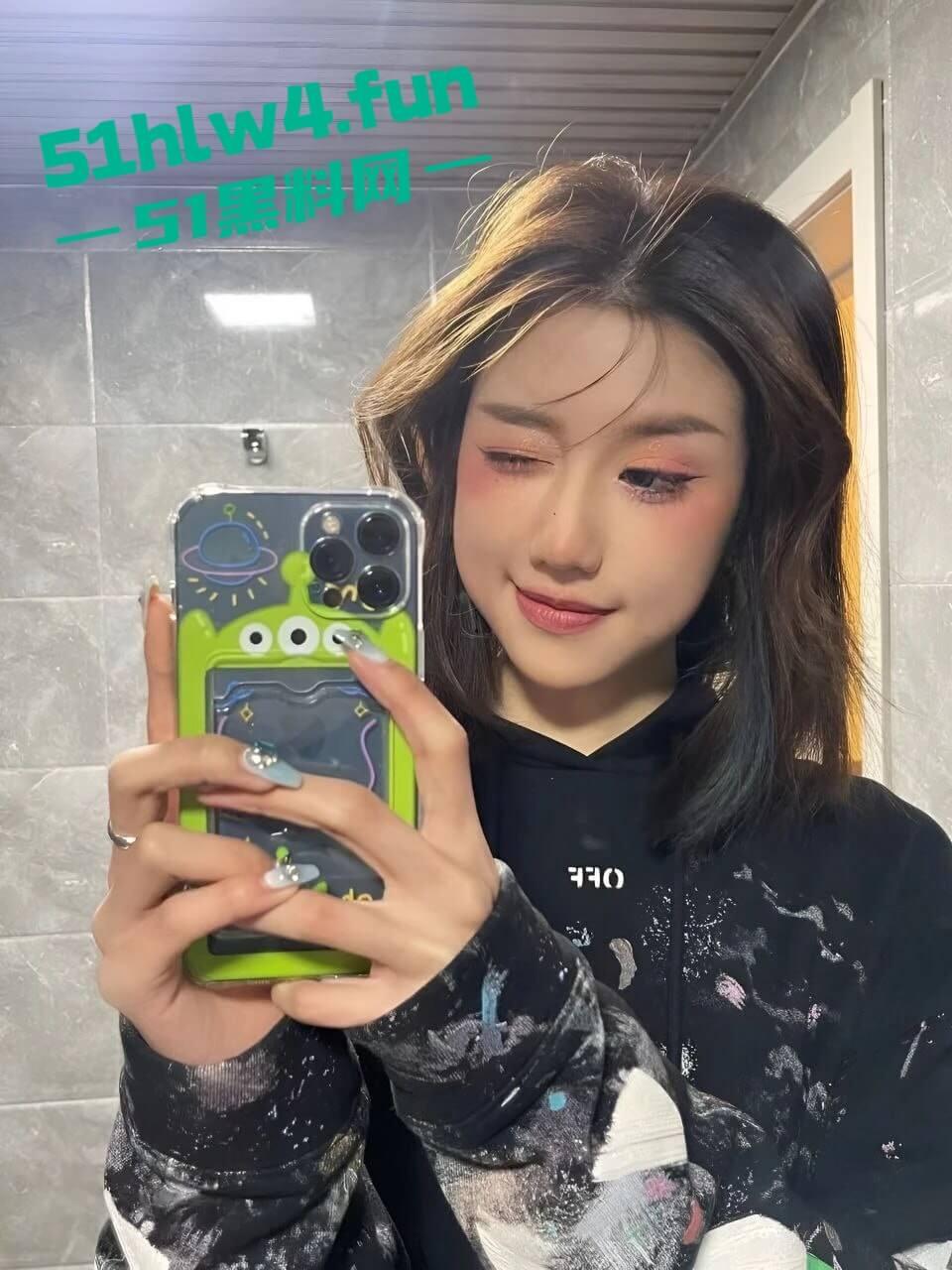 重庆大学超高颜值学妹【徐紫茵】平时看着生人勿进的样子，私下和男友性爱视频遭曝光！-3