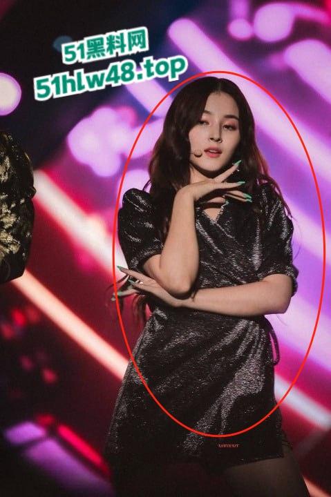 韩女团成员【李承利】后台换衣服被私生饭偷拍，骚奶全露还被同事捏屁股！-5