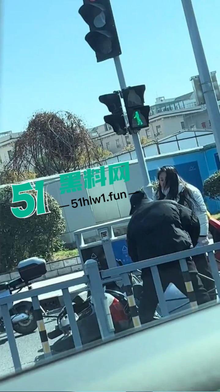 宁波街头闹剧吵架吵到电瓶车上，宁波一对男女疯鞭打电瓶车 这是吵架还是电瓶车得罪了谁？-1