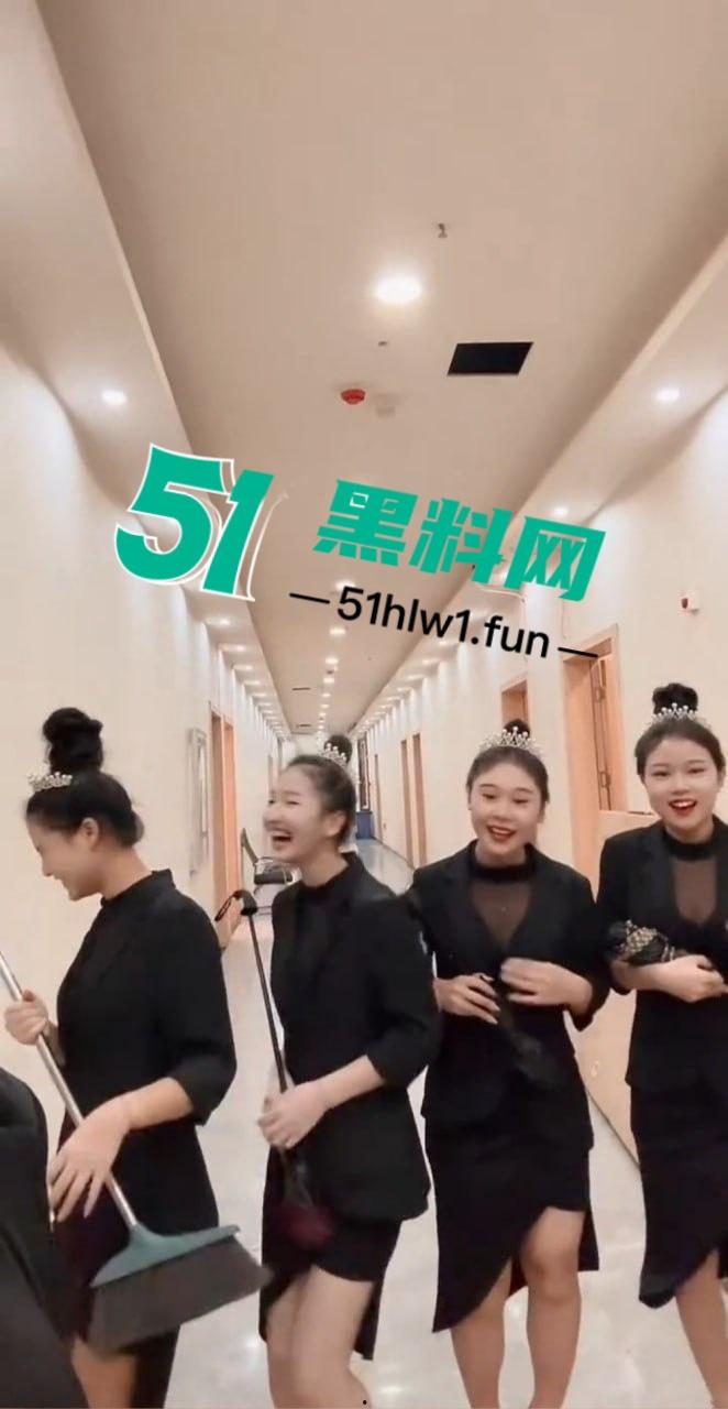 缅甸夜市成了小姐姐秀场，白天工装逛逛大街 晚上穿吊带撩遍全场！-1