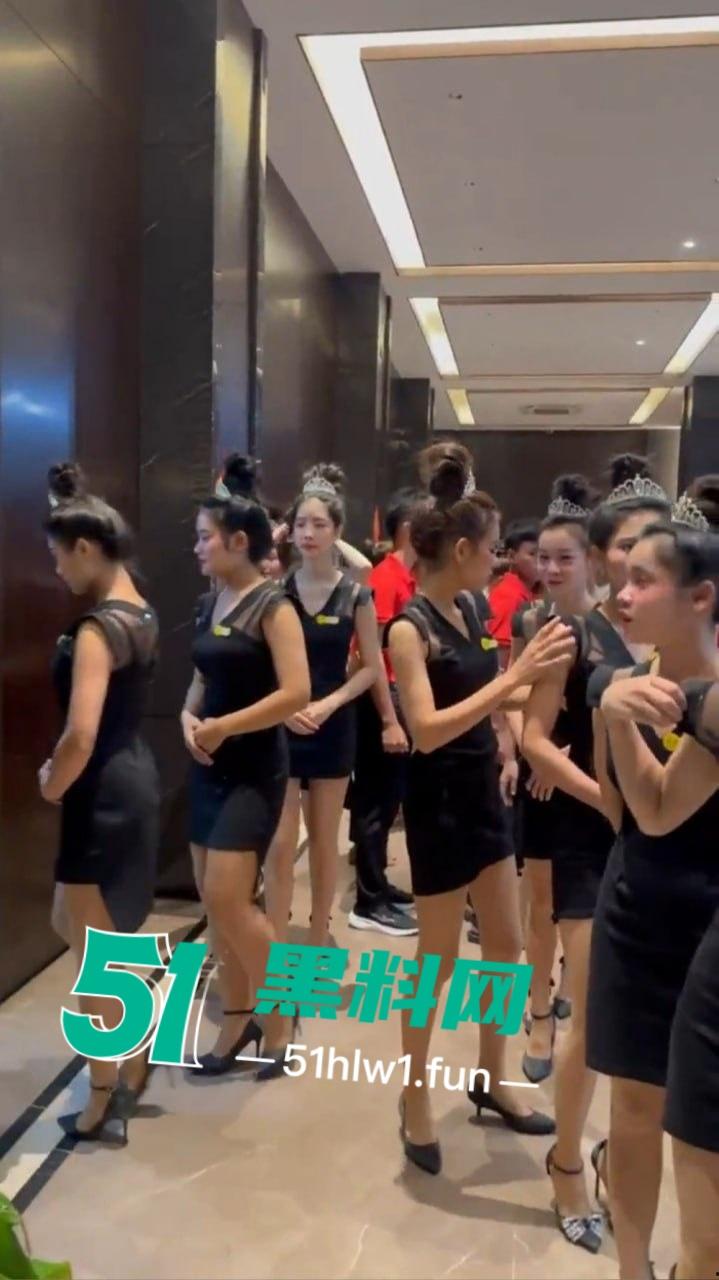 缅甸夜市成了小姐姐秀场，白天工装逛逛大街 晚上穿吊带撩遍全场！-11