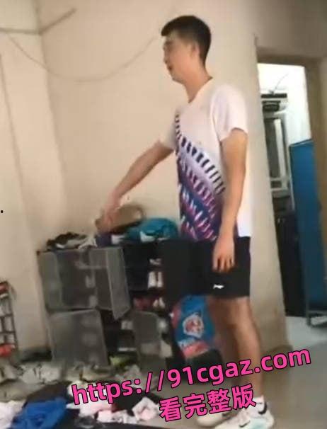 抖音网红田狗灿一去运动员宿舍 拿行李箱偷袜子内裤被抓到了 地上全是衣服真的绝了-3