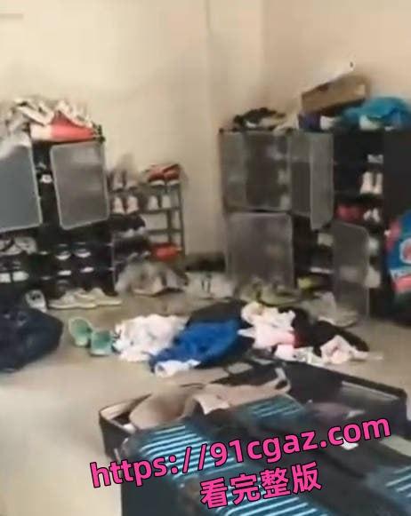抖音网红田狗灿一去运动员宿舍 拿行李箱偷袜子内裤被抓到了 地上全是衣服真的绝了-4