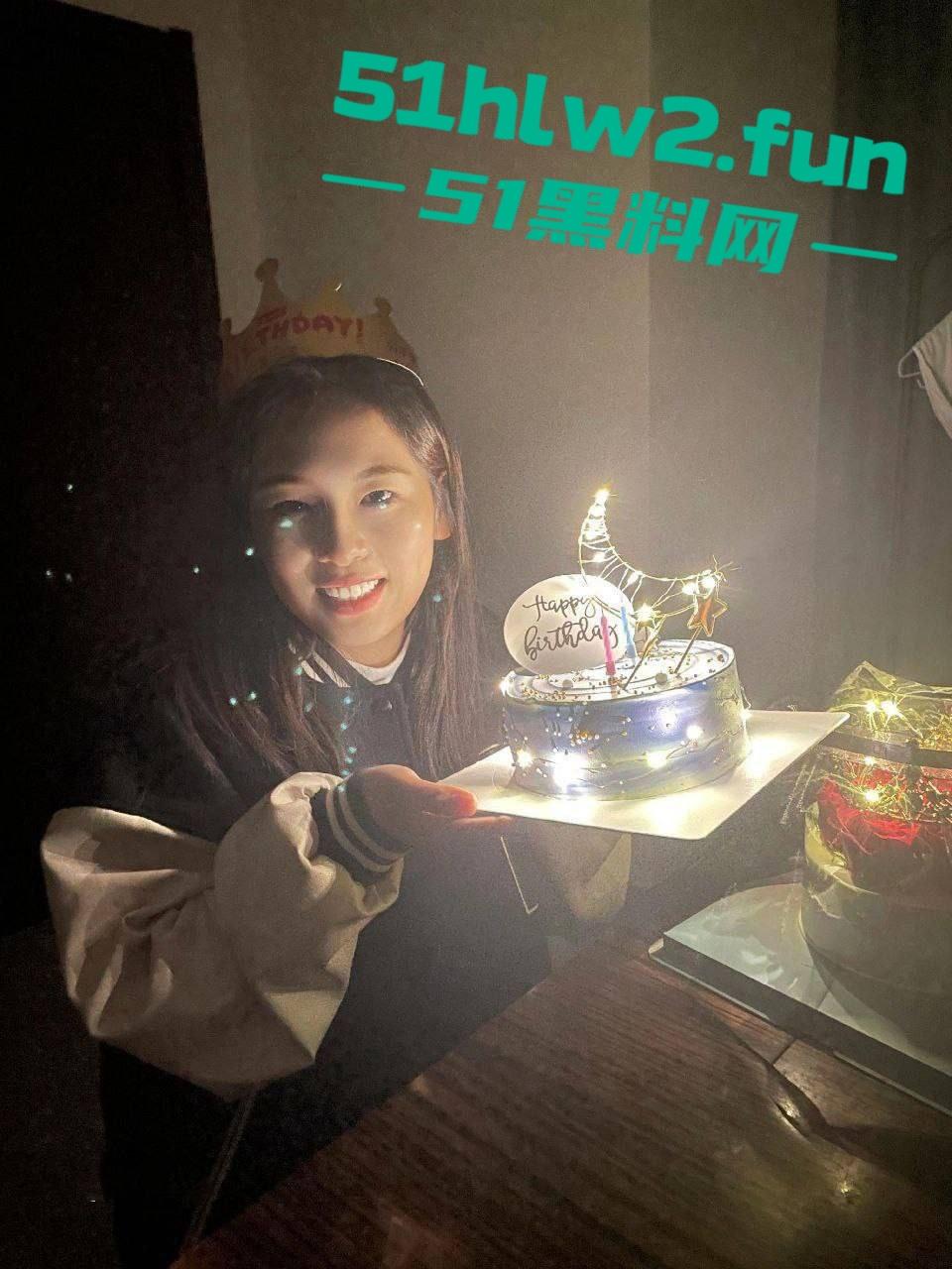 幼师专业女大学生，白天是孩子王，晚上变男人玩具！表面清纯受人尊敬，私下淫荡骚成狗，真想狠狠操烂她！-8