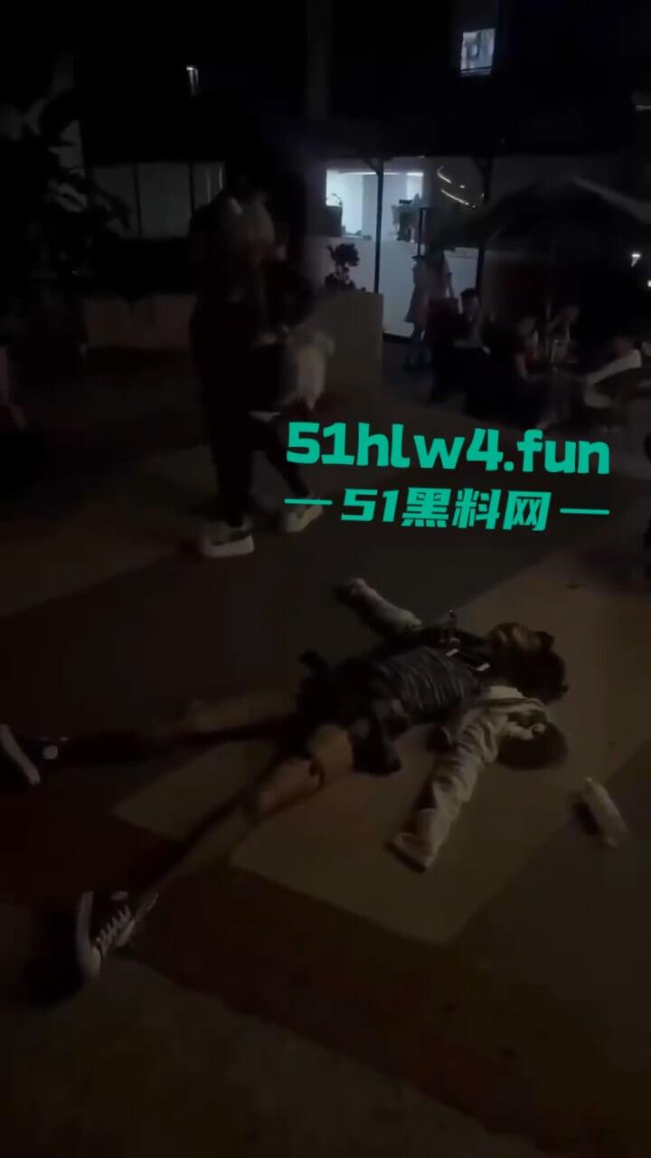 广州精神小妹磕药过量，当街挺尸路人见死不救还趁机摸奶抠逼视频曝光，下三滥的朋友真下头！-6