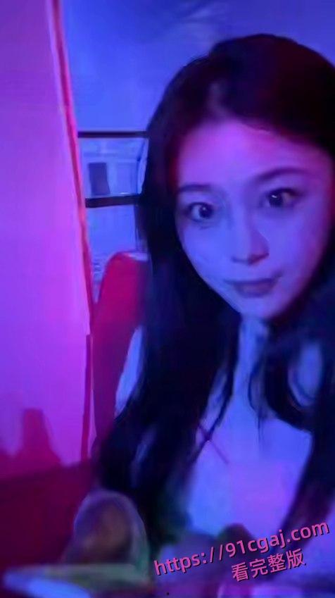 百度云泄密！白领丽人【姜瑜】与酒吧认识的帅哥开房自拍性爱视频流出！！-4