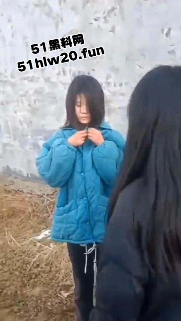 校园霸凌，小太妹野外霸凌同班女同学，拽头发扇脸下手超狠一群贱逼欠教育！-4