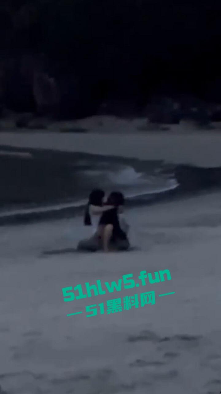 越南岘港仙沙港海滩，一对中国情侣在岘港仙沙港海滩骑乘做爱，现场公狗腰耸动激烈异常引发热议。-5
