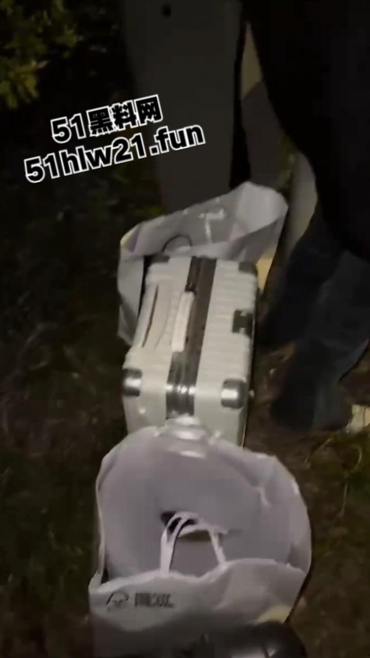 上海3人搭顺风车去江苏，半路竟被司机恶意加价，拒绝司机加价后竟被丢在高速上司机称钱没到位！-3