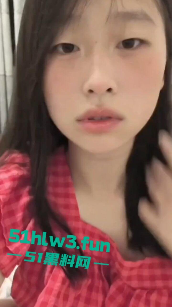 极品眼镜小母狗【季翰文】超反差的性感骚货颜值清纯甜美，内在母狗一只高潮脸居家自慰视频流出。-2