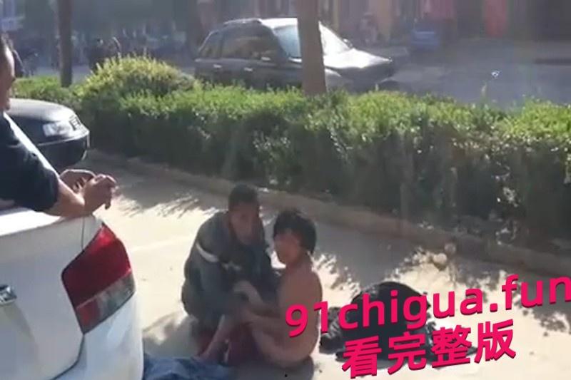 大爷大妈马路边激情做爱 被围观群众怼脸拍摄 #近距离偷拍大爷大妈做爱-4