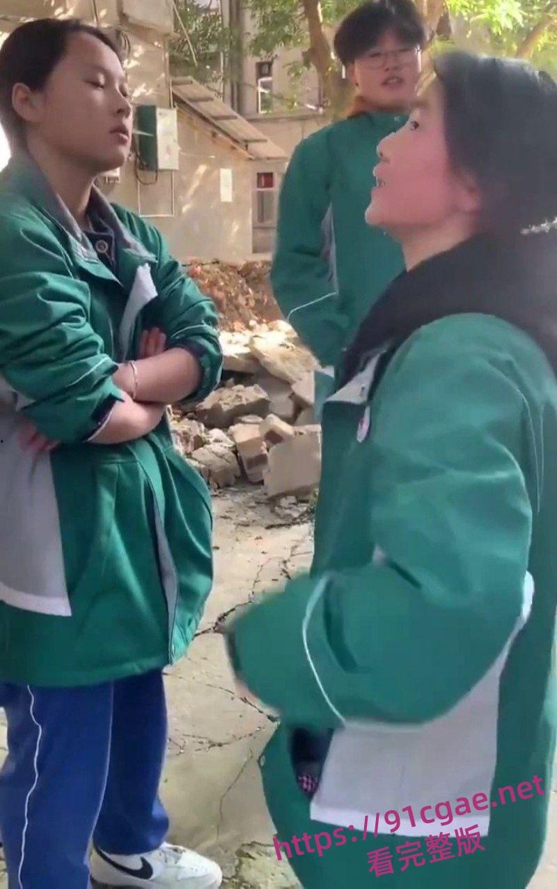 阆中中学女生霸凌事件 女高中生接连被扇大耳光不闪不避 硬气的一逼 男生们围观全程笑嘻嘻-5