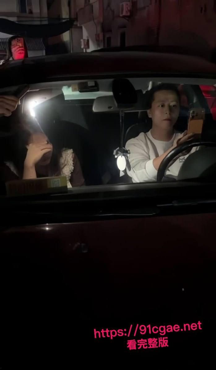 饶平出轨男被堵车上 小三吓得捂脸不敢露 他却淡定举手机全程录像 直接锁定年度最淡定渣男奖！-2