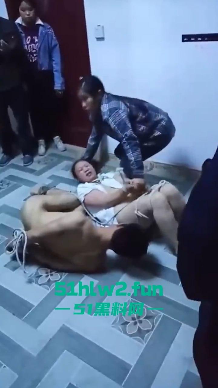 广西偷情狗男女关门偷啪被原配带人抓现行，奸夫淫妇裸身遭众人暴打后捆绑浸猪笼。-6