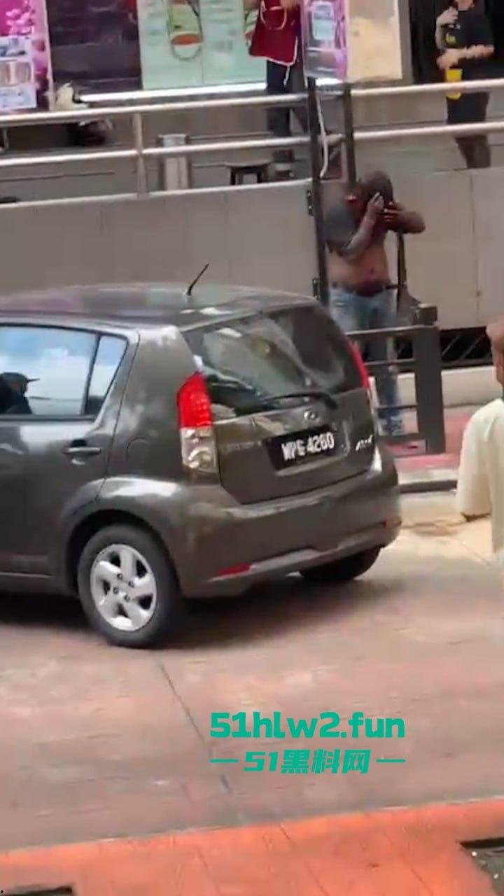 马来西亚男子酗酒吸毒恶魔buff叠满，致精神紊乱当街砍人，刺激的现场视频流出。-1