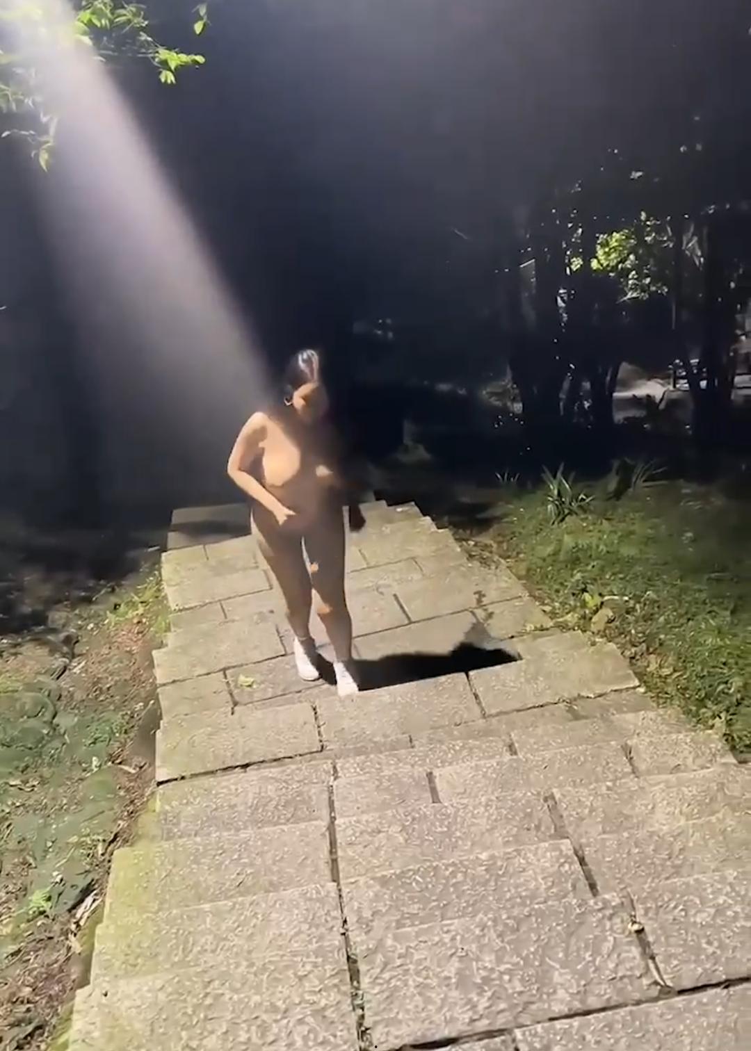 郑州高颜值大奶人妻刘晓丹被老公调教成母狗 深夜去公园全裸露出，爬行，自慰，操穴，口爆 过程刺激 撸管精品-9