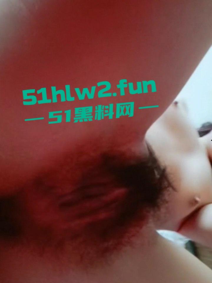 抖音母狗女主播【秃头甜心】清纯大学生网上在线卖骚，学拜金女勾引金主包养搞得自己身败名裂。-7