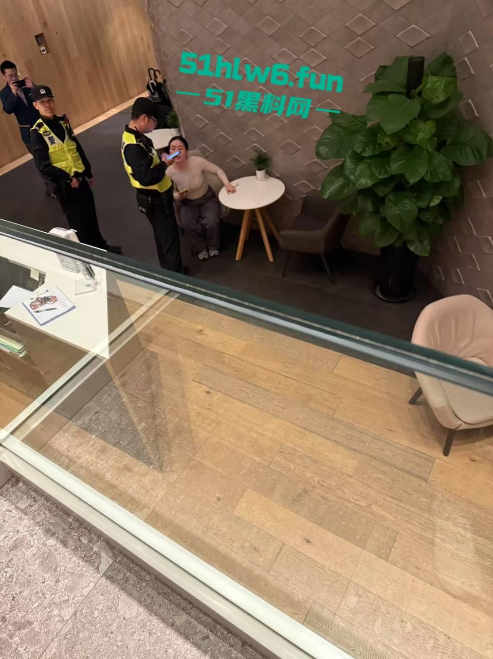 老肥婆诬陷健身小哥对她图谋不轨，小哥却自称是0对母性毫无性趣直接气得大妈报警。-4