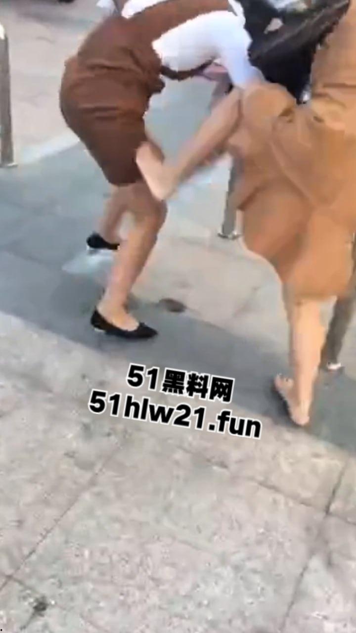 广西少妇爆锤小三现场，死命抓住小三头发脚踢，小三身材的确比原配更丰韵难怪老公会出轨呢。-5