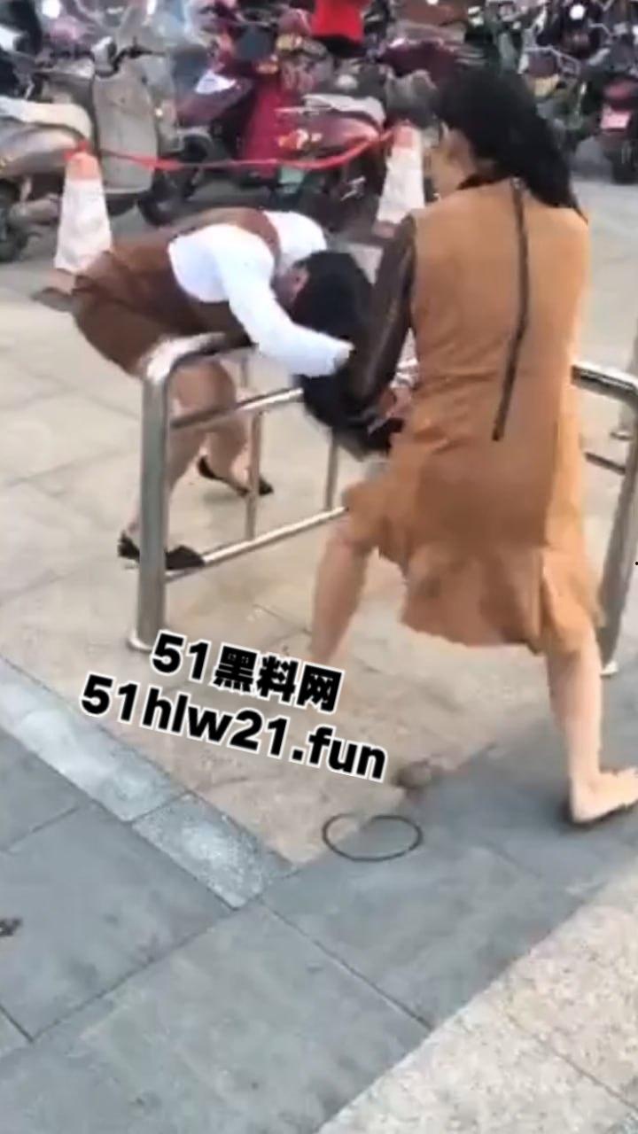 广西少妇爆锤小三现场，死命抓住小三头发脚踢，小三身材的确比原配更丰韵难怪老公会出轨呢。-6