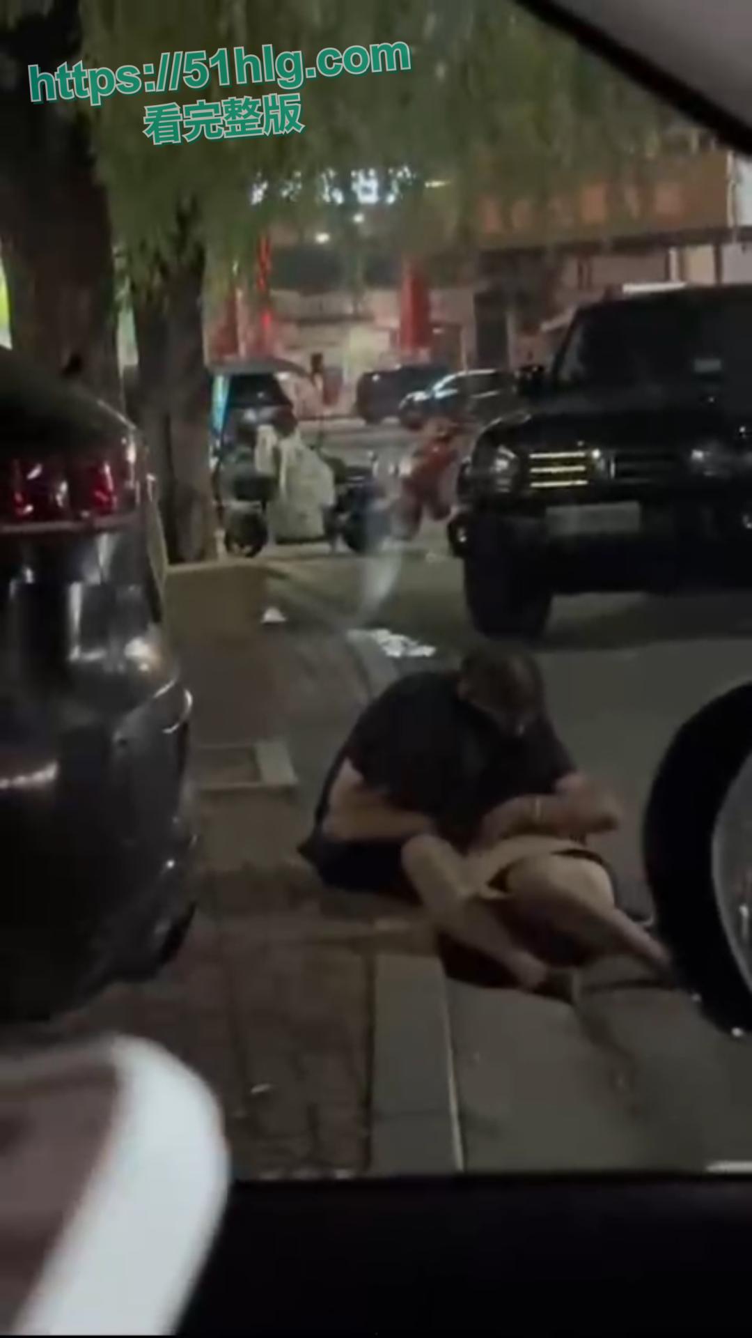 街头的淫乱盛宴！色欲熏心，老头街上猥亵昏迷美女无人阻止，揉奶扣穴打飞机，真够变态-1