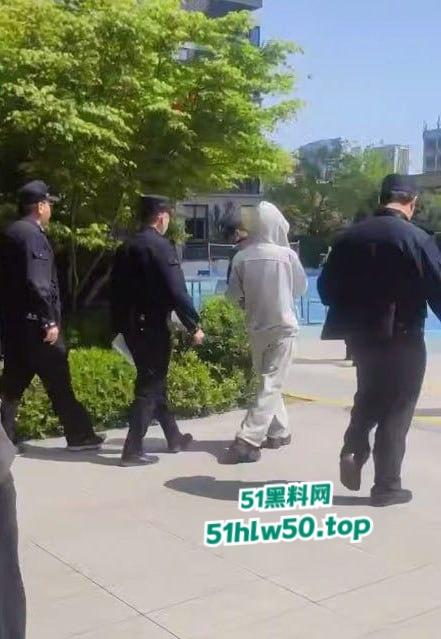 抖音2000W粉丝大咖网红【刀小刀】欠钱不还，还怂恿粉丝到别人店里拉屎，警察从公寓带走画面曝光！-2