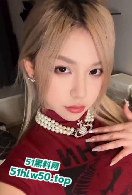 抖音2000W粉丝大咖网红【刀小刀】欠钱不还，还怂恿粉丝到别人店里拉屎，警察从公寓带走画面曝光！-3