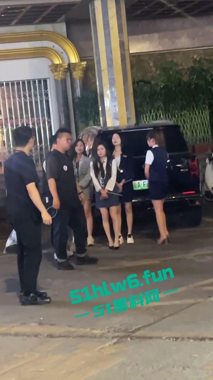 广州城市派对突击扫黄带走一群骚逼老鸨和嫖客，夜店公主排队上车心酸又好笑。-6