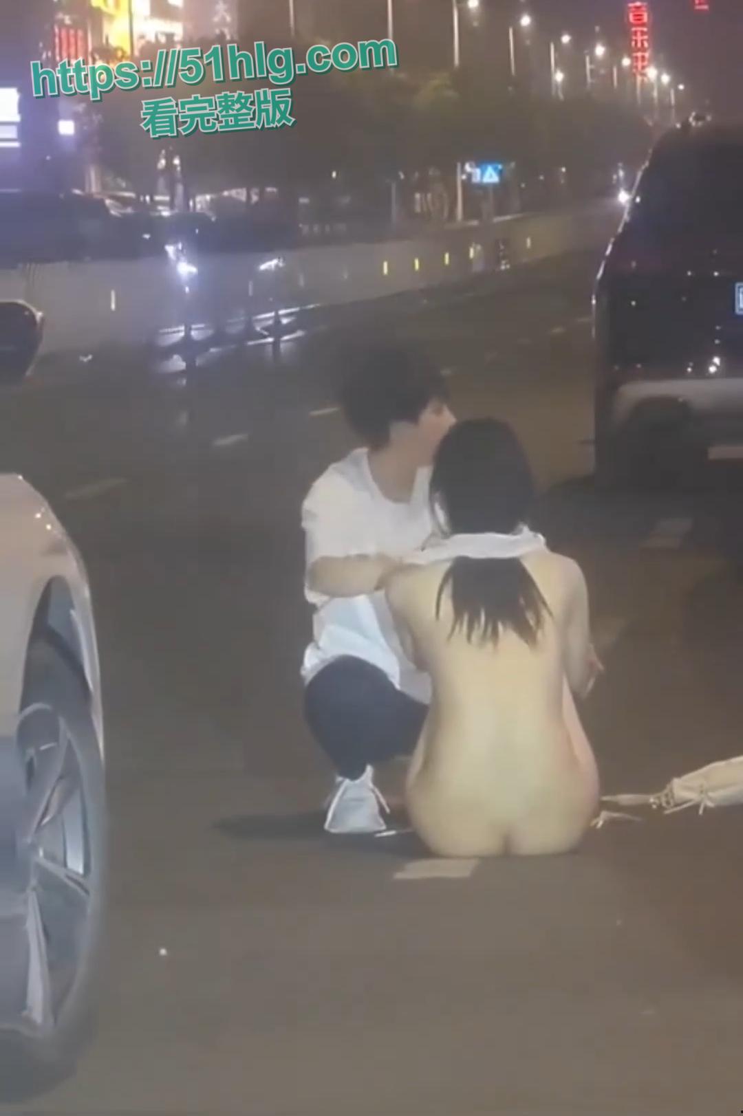 【沈阳】街头火爆一幕！情侣斗气，靓妹当场脱衣，性感身材白皙皮肤，围观群众大饱眼福！-6