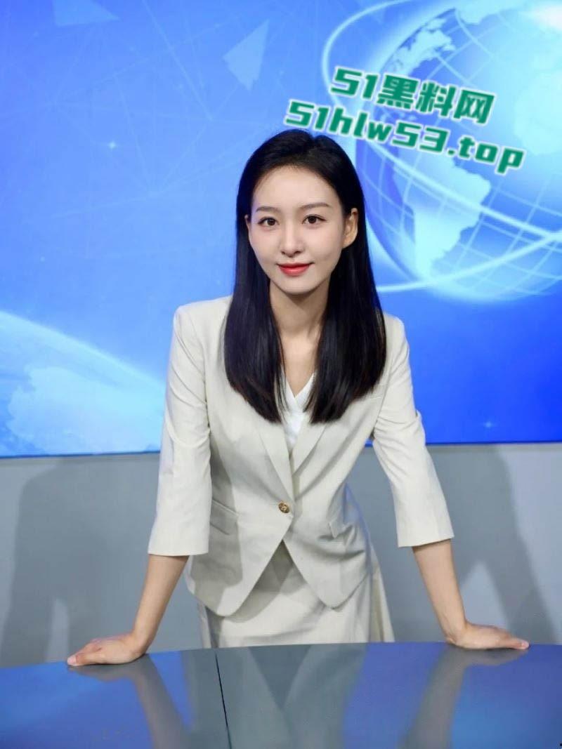 实习主持人【璇儿】不雅视频泄露，镜头前大众女神，私下被领导狂插，蒙眼口交舔蛋技术娴熟！-8