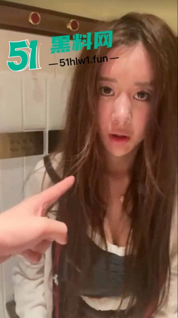 成都抖音小网红【恩伊】在网上乱造别人黄谣，被抓现场视频直接达到下跪认错再也不敢了。-3