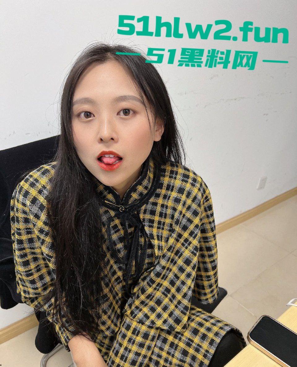 陕西师大【张美婷】一副学姐模样，结果被体育生玩到死，视频流出全网笑翻，母狗就这么做的！-6