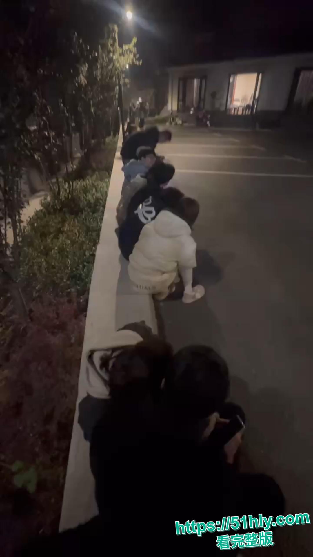 天津现代传媒学院教师宿舍大瓜！忘拉窗帘直播亲热，学生排队围观全过程-9