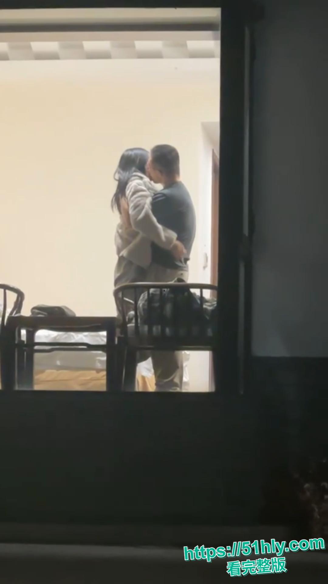 天津现代传媒学院教师宿舍大瓜！忘拉窗帘直播亲热，学生排队围观全过程-10