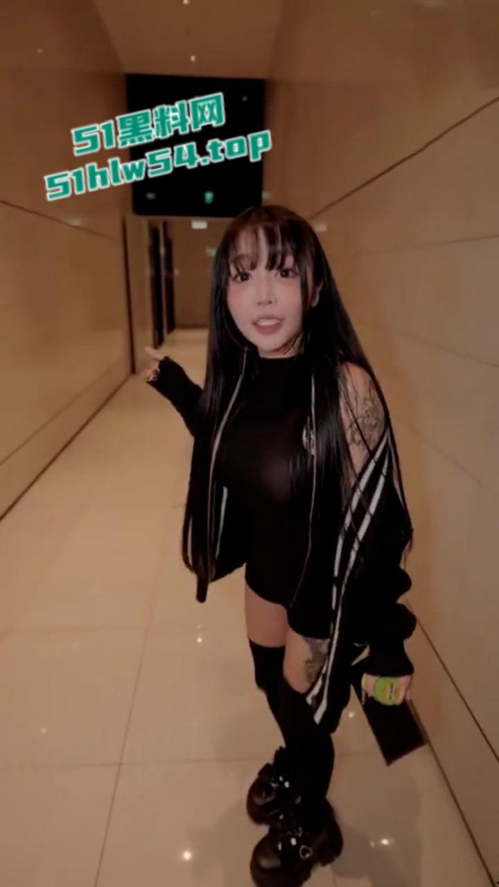 光头炮王【曾强】联手人气女优【苏樱花】演绎春天来了，骚气十足的纹身樱花女孩被光头大叔干到晕呼呼！-5