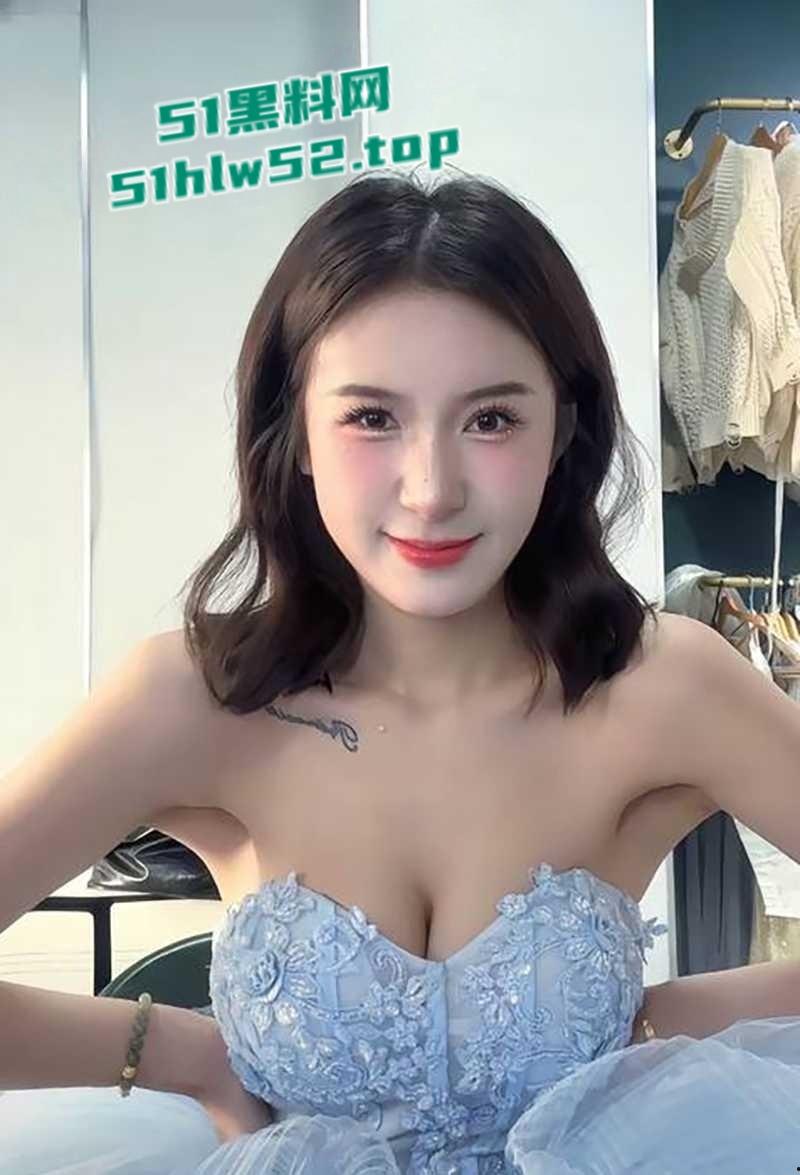 抖音网红【侯飞飞】裸聊视频泄漏，清纯少女竟被金主后入猛干，露脸骚聊揉穴自慰反差爆棚！-7