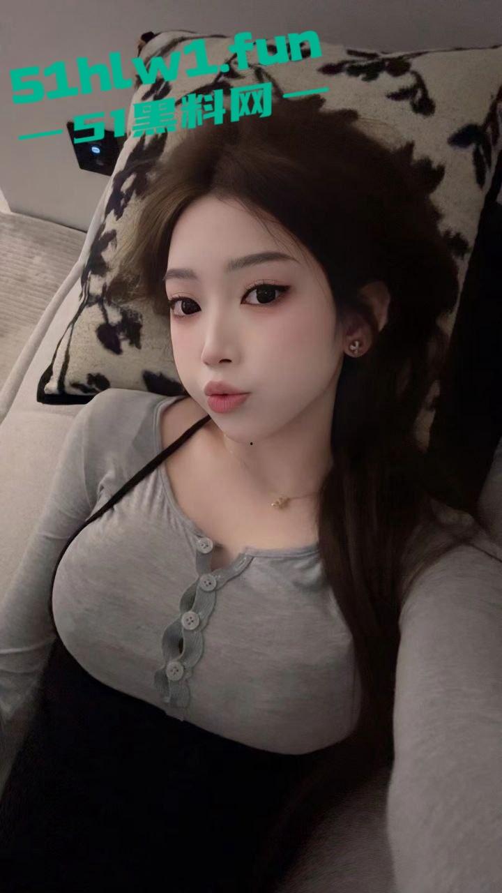 颜值反差女主播【VV星球】福利流出，天使脸蛋九头身巨乳，黑色蕾丝薄纱下的骚气让人瞬间浴血沸腾！-4