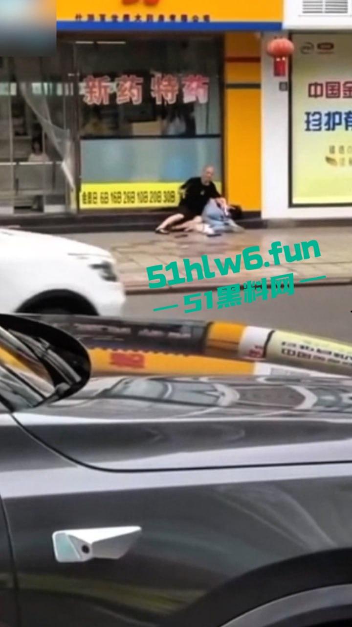 四川德阳什邡小广场，恶意杀人恶性事件两人是夫妻，据说因妻子出轨男子持刀直接杀妻。-1