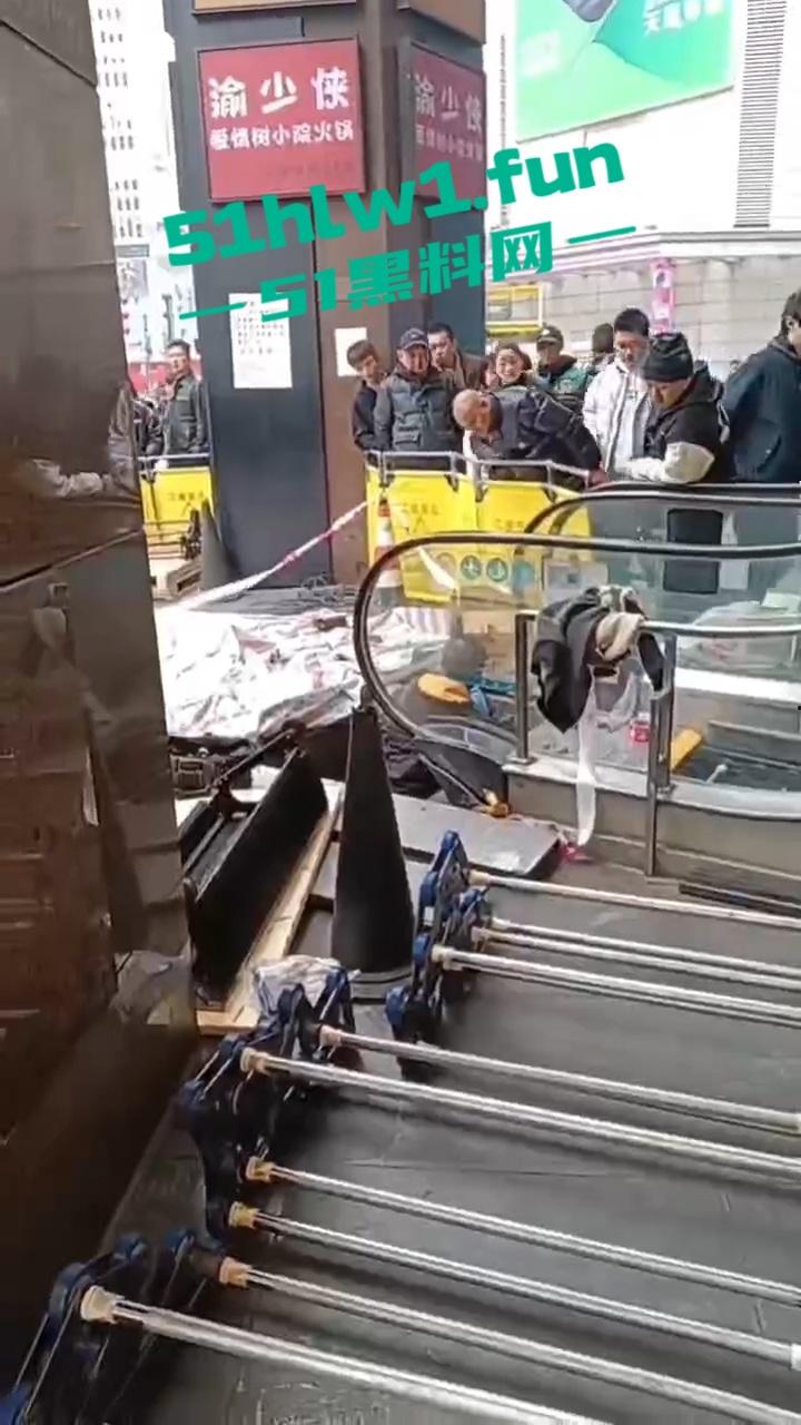成都春熙路扶梯维修过程中出事故，可怕电梯要吃人现场事故视频流出。-2